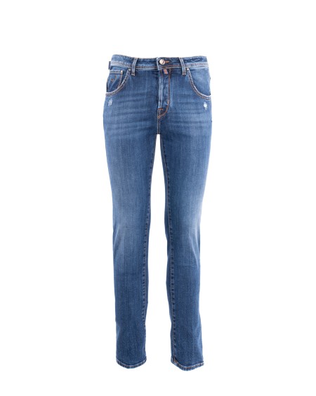 Shop JACOB COHEN  Jeans: Jacob Choen jeans  a cinque tasche.
Logo ricamato sul taschino.
Passanti al punto vita.
Chiusura con bottoni.
Bottone con logo a rilievo e finitura rame.
Patta interna ricamata con nome del pantalone e citazione del fondatore.
Salpa in cavallino con logo ricamato in ecopelle dal colore a contrasto.
Include bandana con stampa maiolica e rocchetto di filo
Profumati con l’esclusiva fragranza Jacob Cohën.
Composizione: 65% poliestere, 35% cotone.
Made in Italy.. S4071-923D